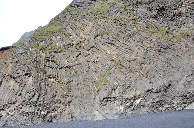 Reynisfjara & Colunas de Basalto Dramáticas