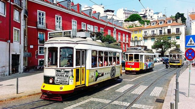 Tram 28 por Alfama